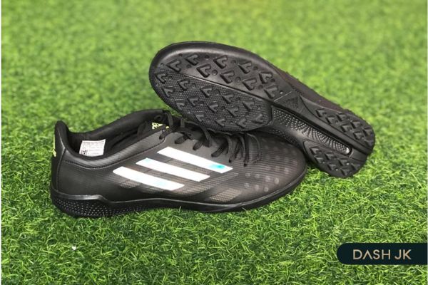 Giày da đá bóng của nhà Adidas được anh em yêu thích bởi phần đế giày thiết kế mỏng, di chuyển nhẹ nhàng, dễ dàng trong quá trình thi đấu