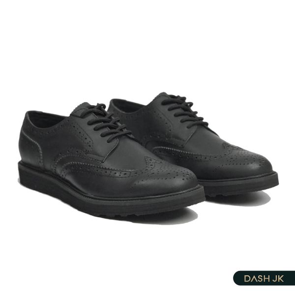 Giày Wingtip Derby nổi bật với họa tiết hình chữ W độc đáo