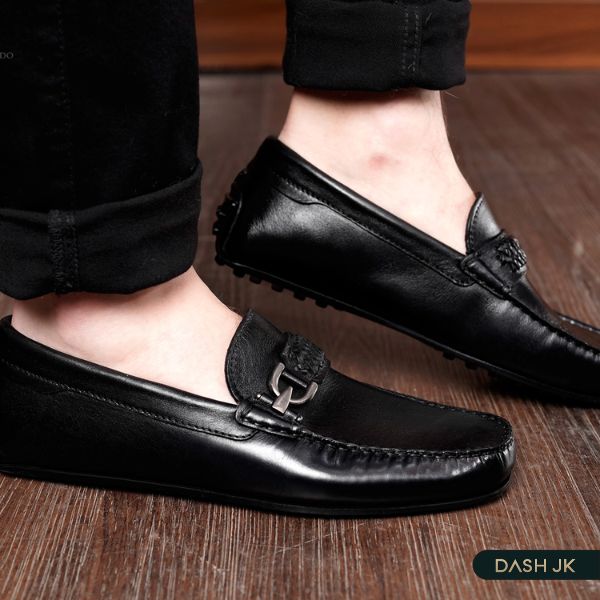 Giày loafer Antoni được làm từ da bò Nappa, giữ nguyên độ bền và đàn hồi