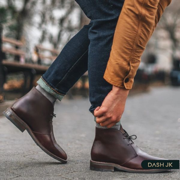 Clarks là một trong số các thương hiệu được nam giới công sở tin tưởng ghé thăm khi muốn tìm mua một đôi Chukka Boots